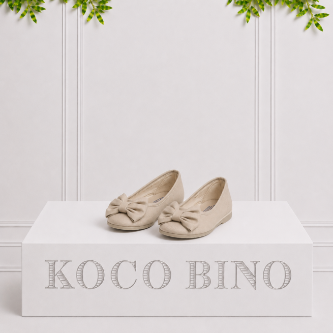 Girls' shoes in stone canvas with a pretty bow, featuring a classic ballet pump design, displayed on a white Koco Bino platform.